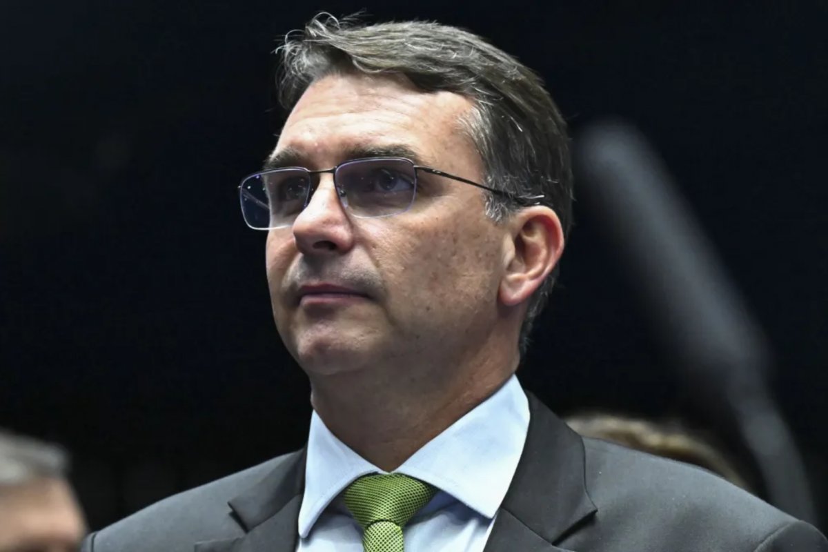 Um dia após anúncio de pré-candidatura, Flávio Bolsonaro diz que vai cobrar apoiadores que aprovem a anistia