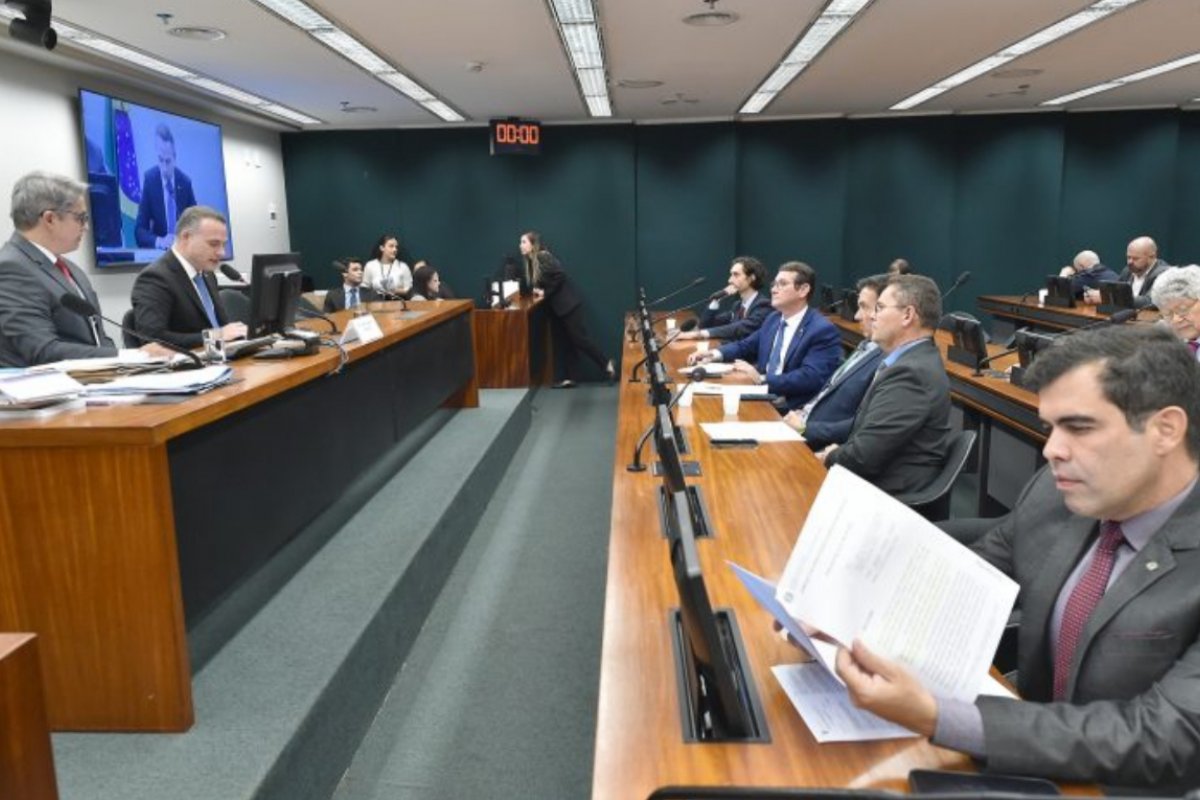 Conselho de Ética ouve deputados e testemunhas sobre ocupação do Plenário
