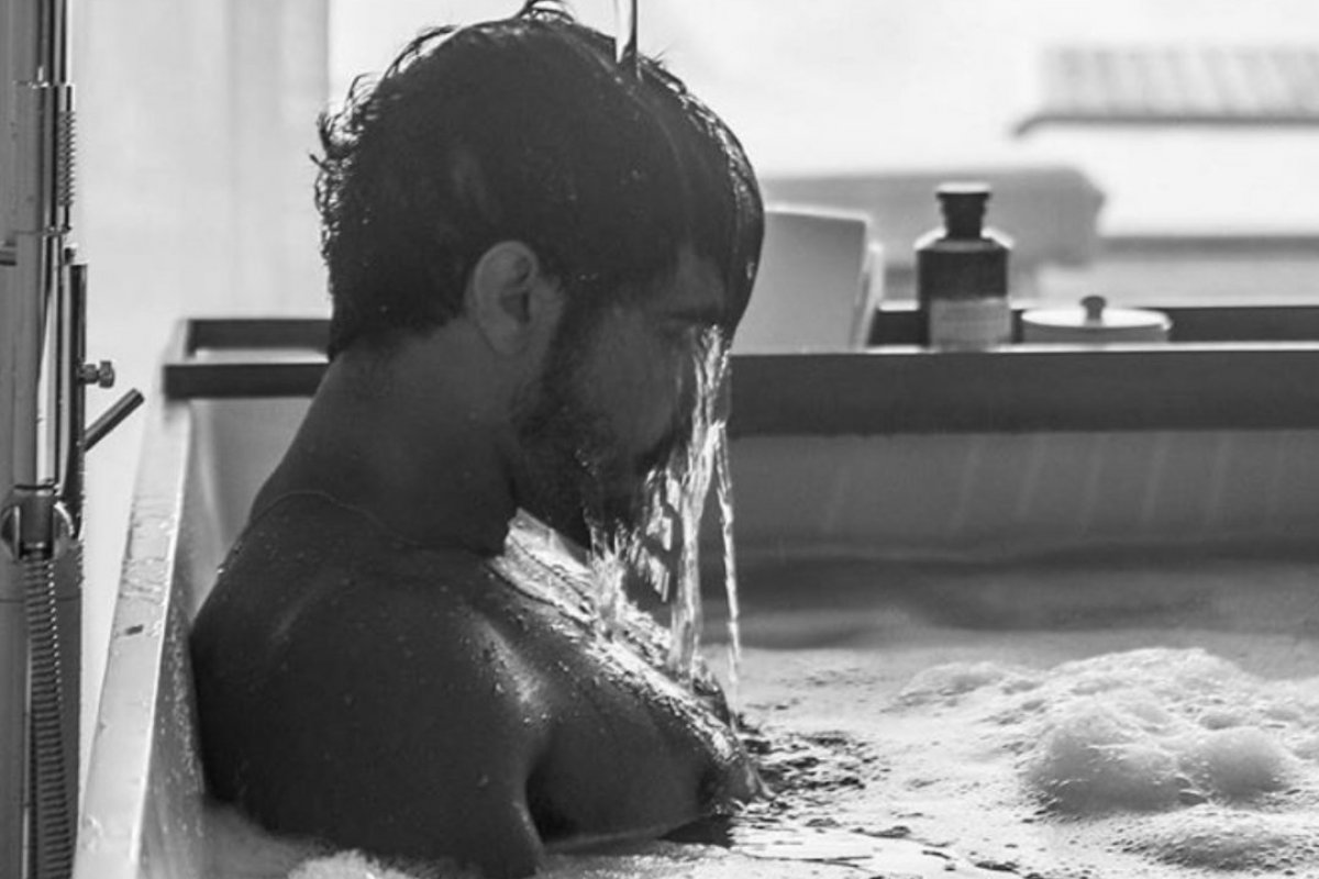 Caio Castro faz a temperatura subir com foto em banheira