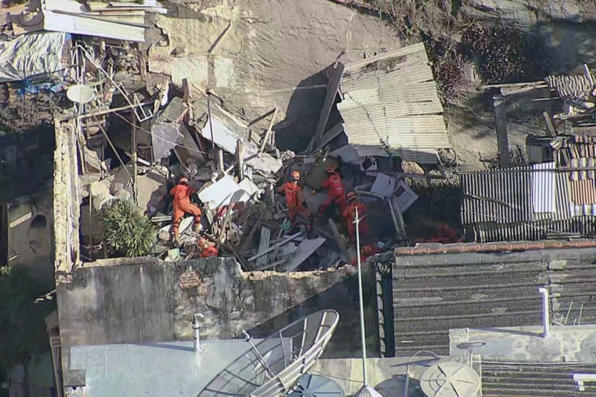 Parte interna de sobrado desaba no Catete e deixa quase 20 pessoas feridas; jovem ficou mais de 4 horas soterrado