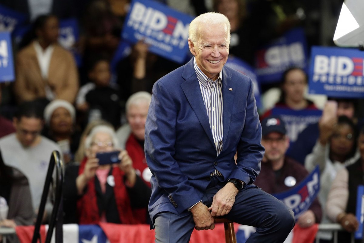 Joe Biden vence primárias democratas na Carolina do Sul e fica próximo de Bernie Sanders