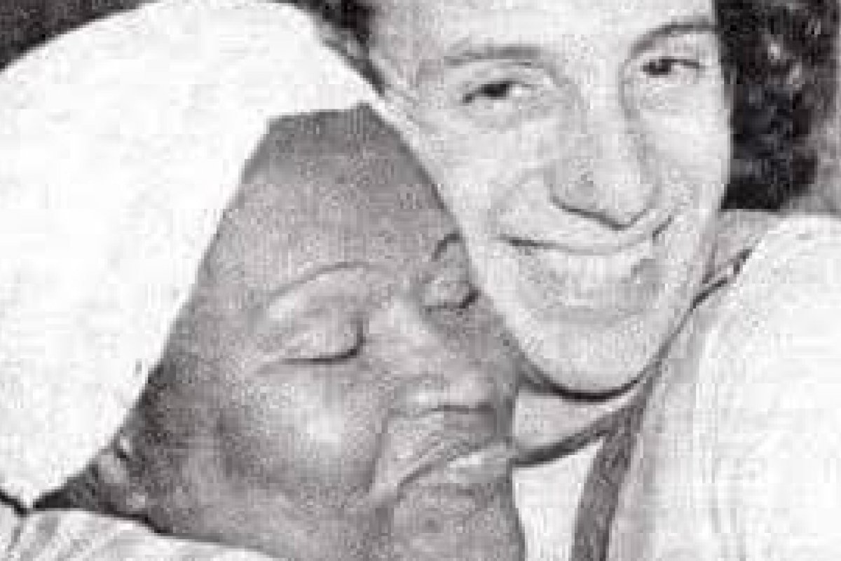 Nos Tempos de Carinhoso 1973: Marco Nanini dá um gostoso abraço na saudosa atriz baiana Zeni Pereira!