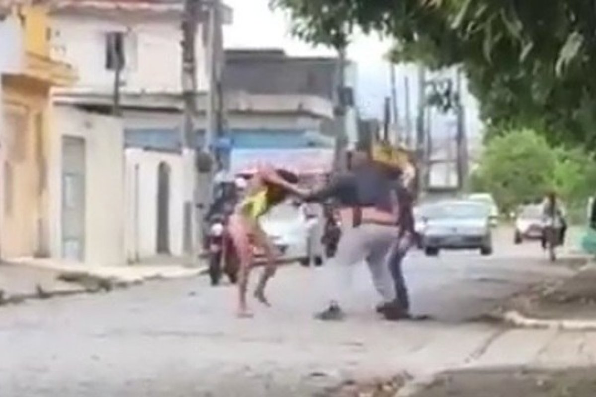 Travesti é espancada na rua por dois homens em Suzano, São Paulo