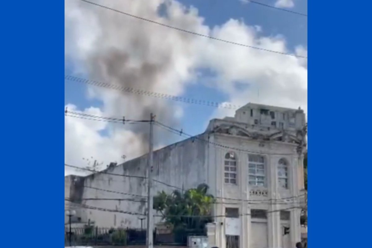 Vídeo: Casarão em Salvador é atingido por incêndio nesta terça-feira (9)