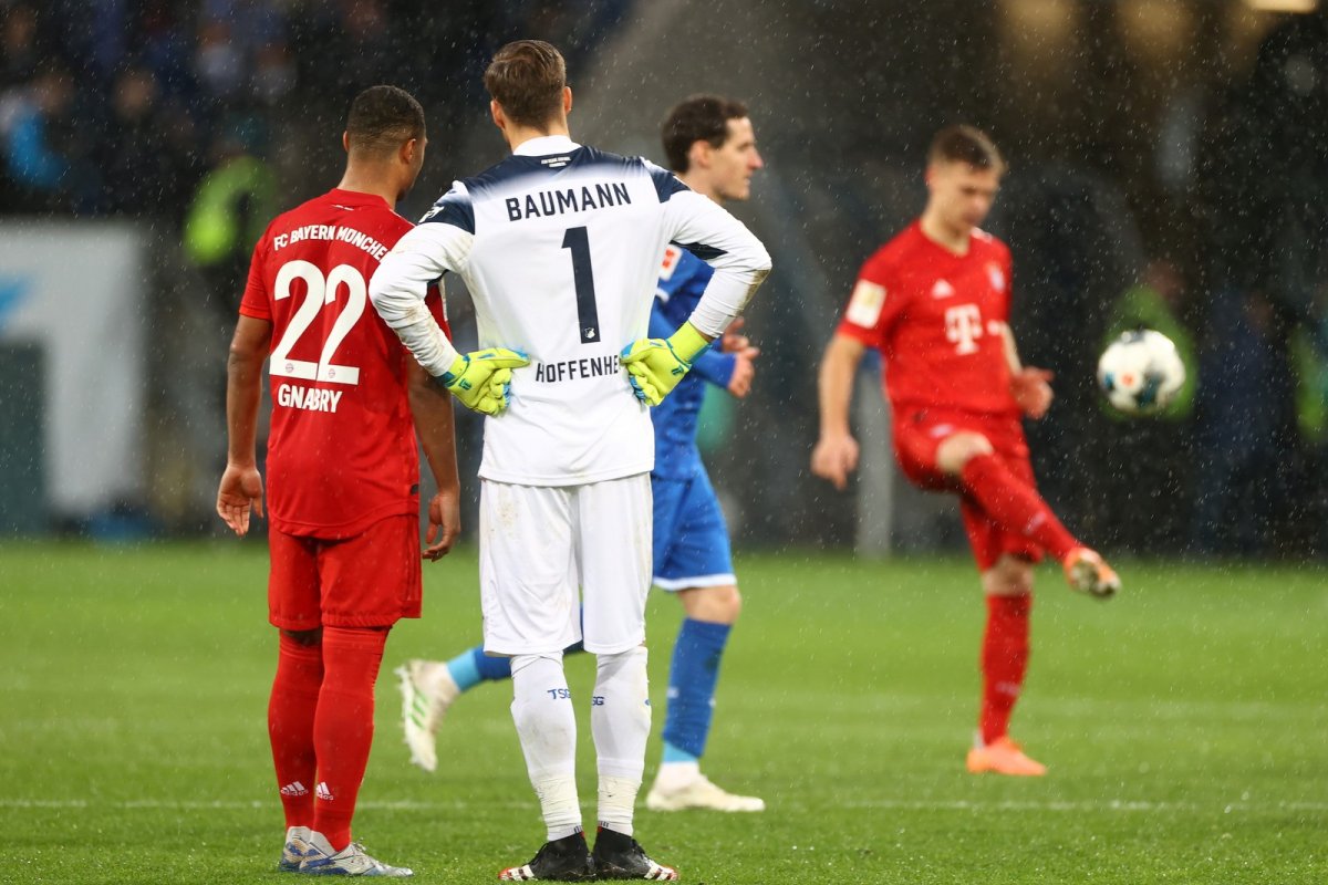 Protesto contra investidor interrompe disputa entre o Bayern e Hoffenheim, na Alemanha