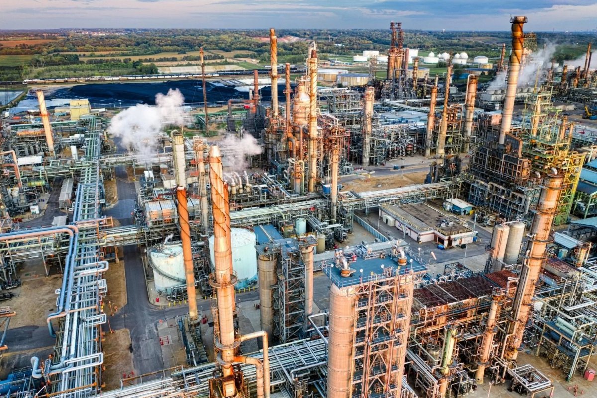 IBGE: produção industrial baiana volta a crescer em outubro puxada por refino de petróleo