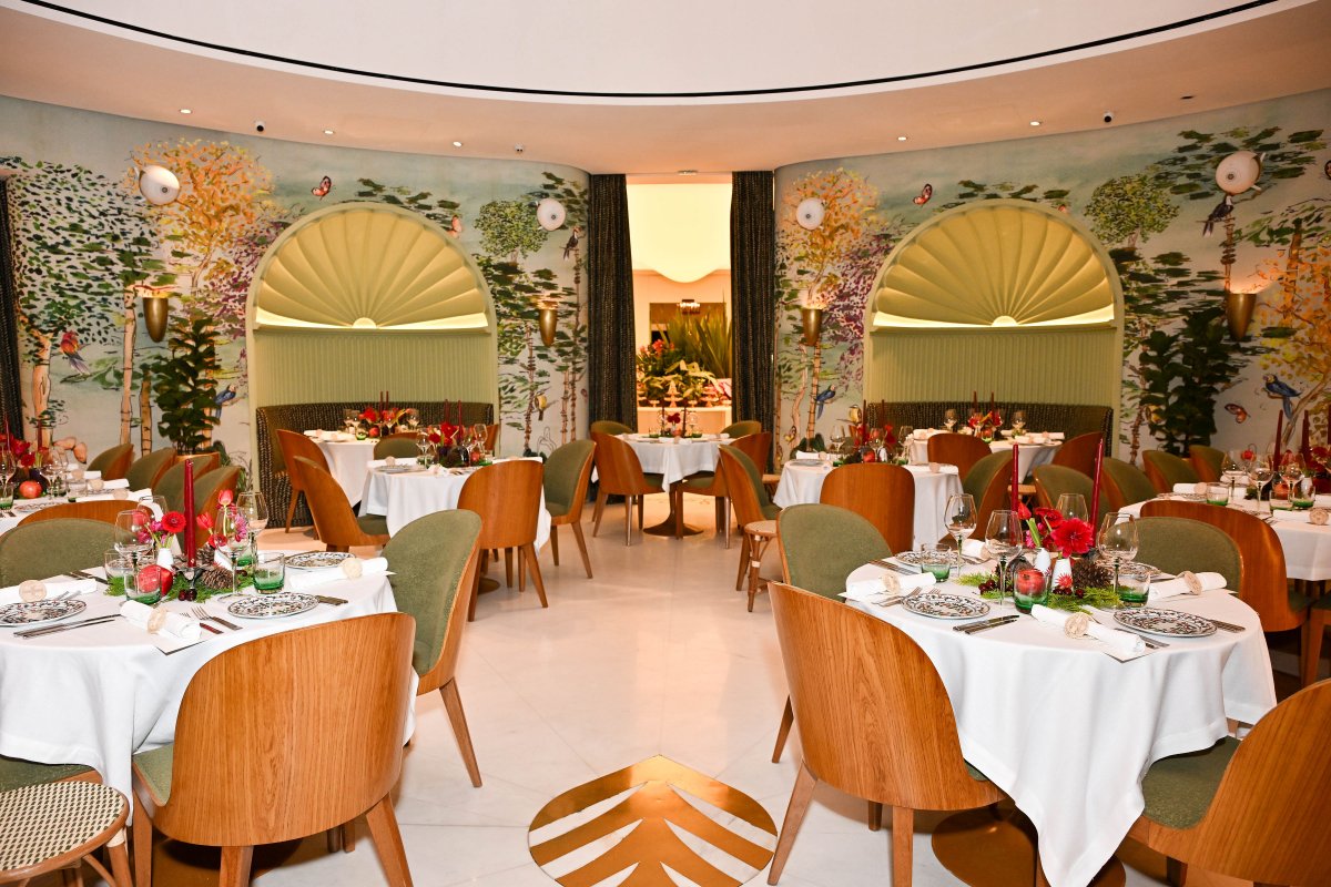 Tania Bulhões reúne convidados para jantar intimista de Natal em sua loja conceito