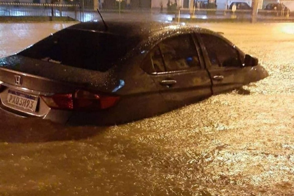 Rio de Janeiro entra em estado de alerta devido às fortes chuvas
