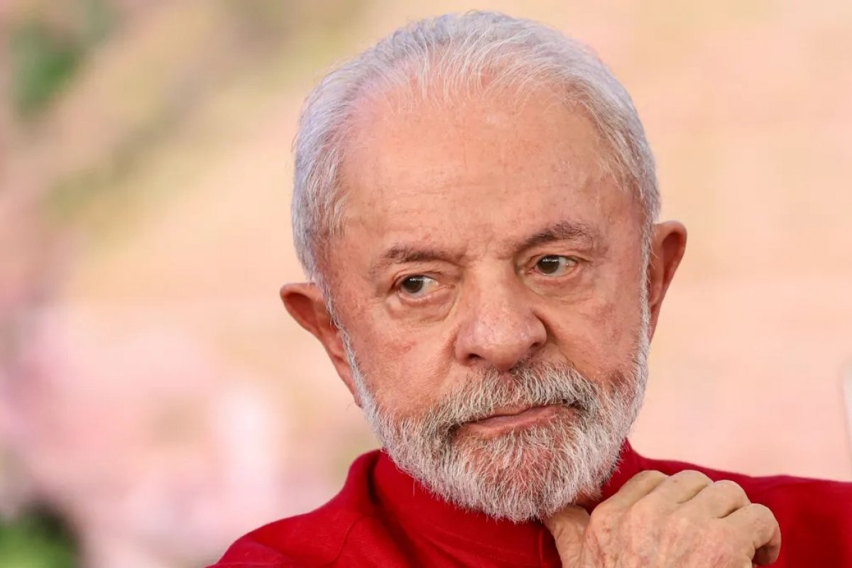 Após confirmação da candidatura de Flávio Bolsonaro, Lula diz que país já vive clima eleitoral