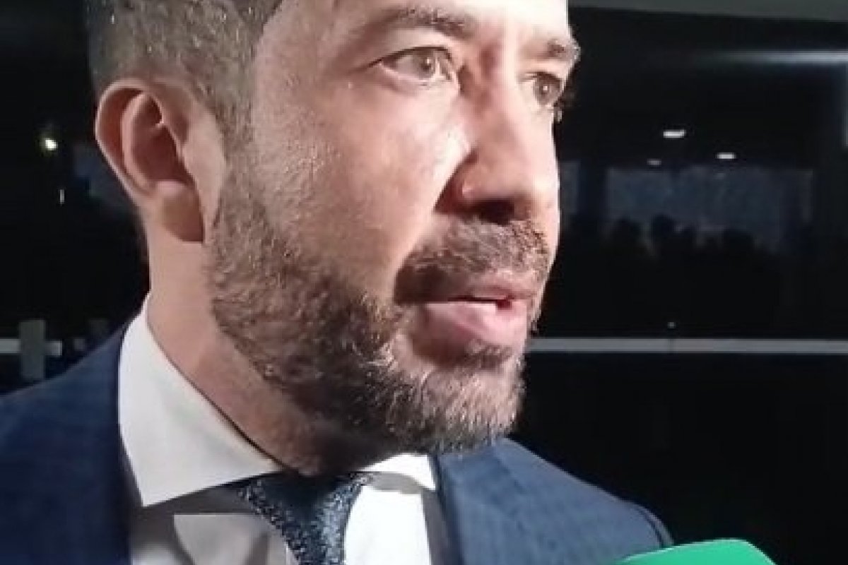 Vídeo: "Estão agredindo o deputado Glauber Braga", protesta Janones após parlamentar ocupar Mesa da Câmara