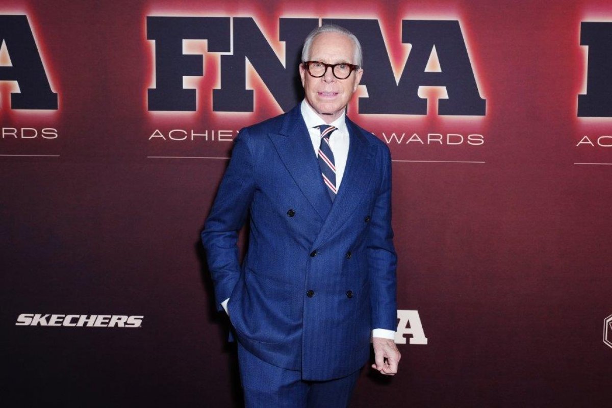 Tommy Hilfiger é homenageado por Patrick Schwarzenegger por sua carreira no Footwear News Achievement Awards 2025! 