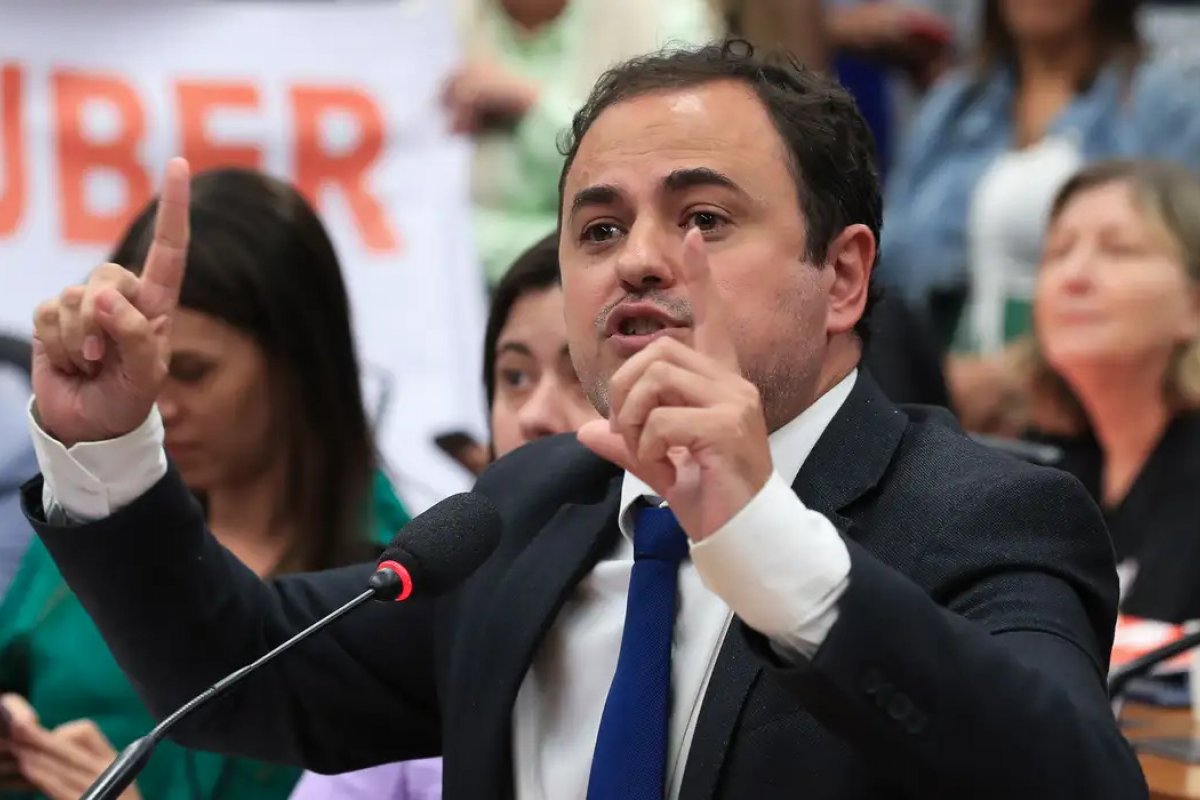 Deputados fazem exame de corpo de delito após retirada à força de Glauber da Câmara