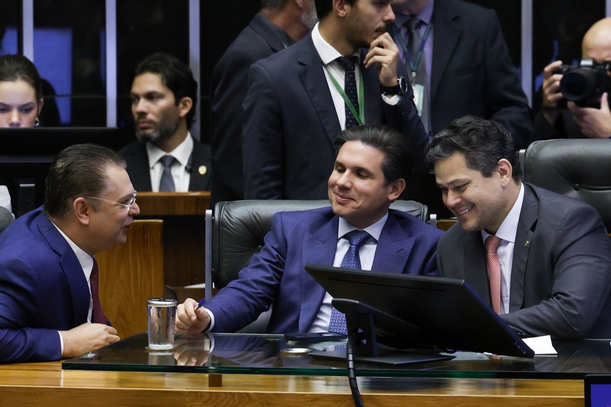 Câmara aprova projeto de redução de penas que beneficia Bolsonaro com aval do PL e protesto do governo