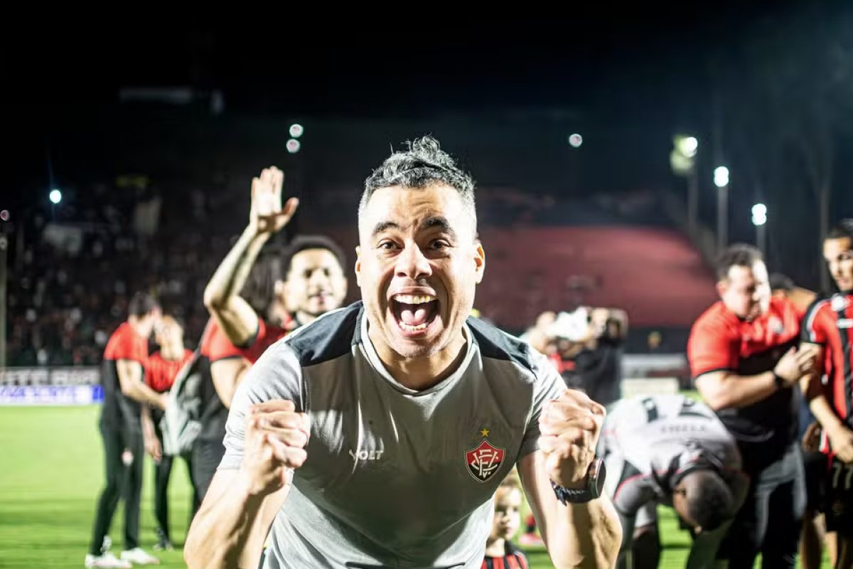 Vitória anuncia renovação de contrato com Jair Ventura para nova temporada
