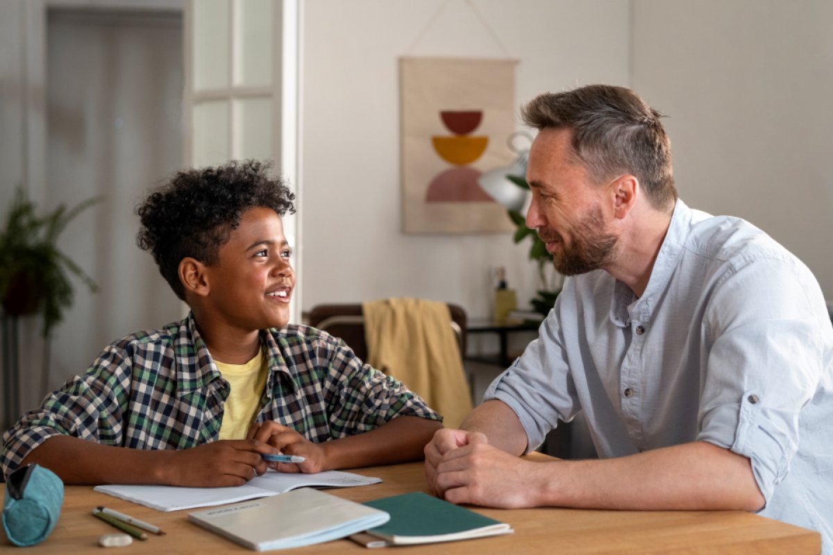 Acolher, orientar e dialogar: Psicopedagoga explica papel dos pais no período de recuperação escolar! 