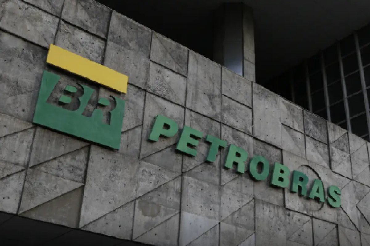  Trabalhadores da Petrobras aprovam greve a partir de segunda (15)