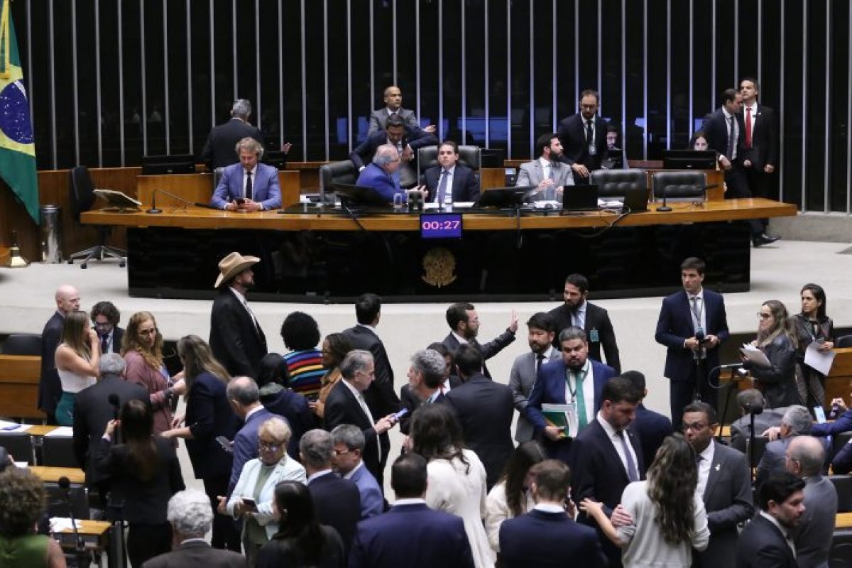Câmara adia votação sobre regras para trabalho por aplicativos