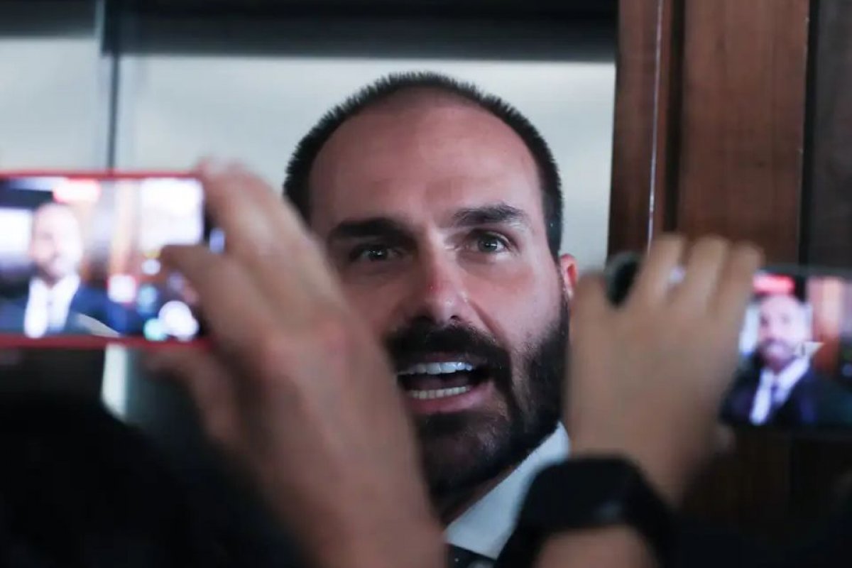 Motta notifica Eduardo Bolsonaro sobre processo de perda do mandato