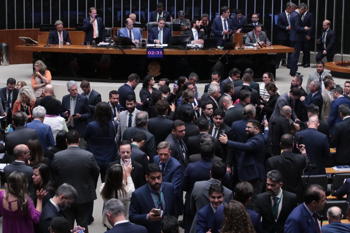 Partidos com ministérios de Lula dão 42% dos votos para reduzir pena de Bolsonaro