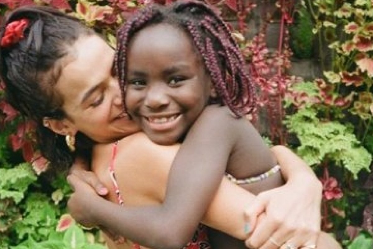 Bruna Marquezine é retratada por crianças refugiadas