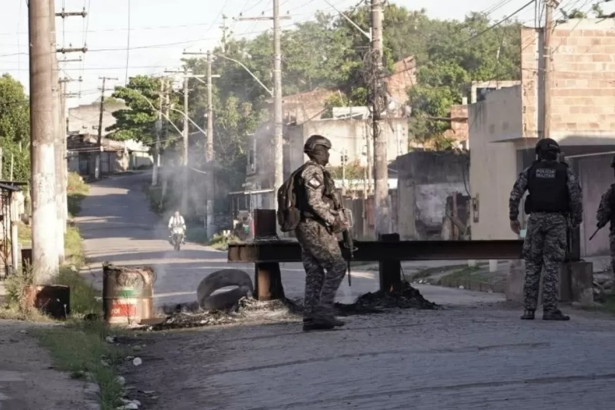 Operação Contenção no RJ tem intenso tiroteio e carros incendiados