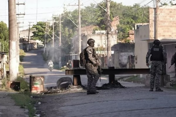 [Operação Contenção no RJ tem intenso tiroteio e carros incendiados]