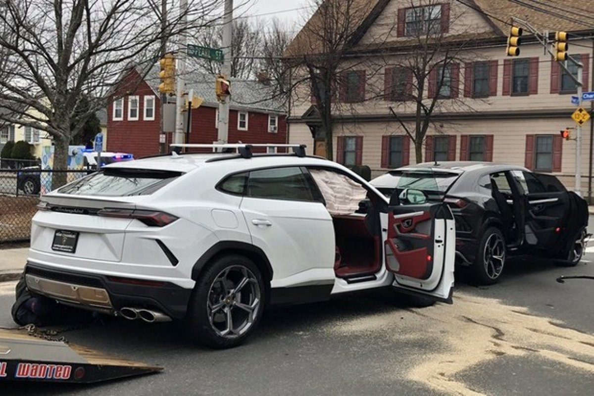 Adolescentes roubam carro de luxo, batem o veículo e são presos