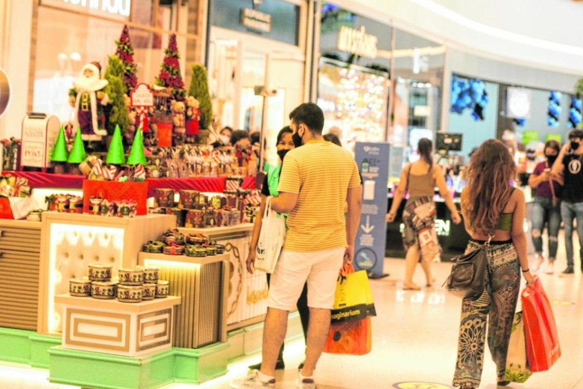 Brasileiros pretendem gastar 13% mais neste Natal e parcelar compras no cartão, diz pesquisa