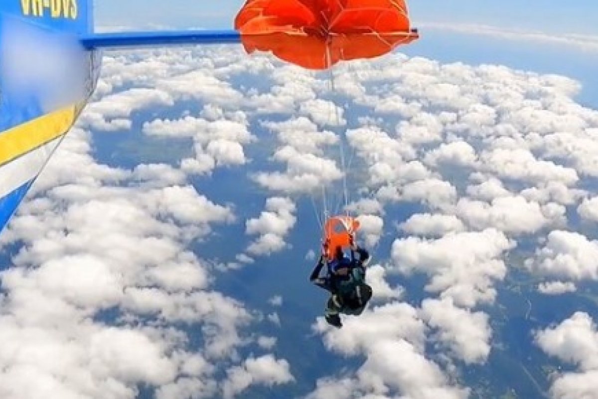 Vídeo: paraquedista fica preso na cauda de avião após abertura acidental de paraquedas