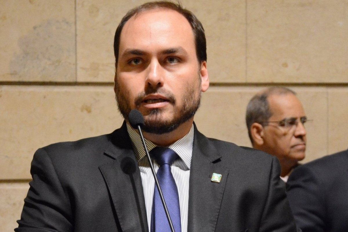 Carlos Bolsonaro anuncia renúncia de mandato de vereador do Rio de Janeiro para concorrer ao Senado