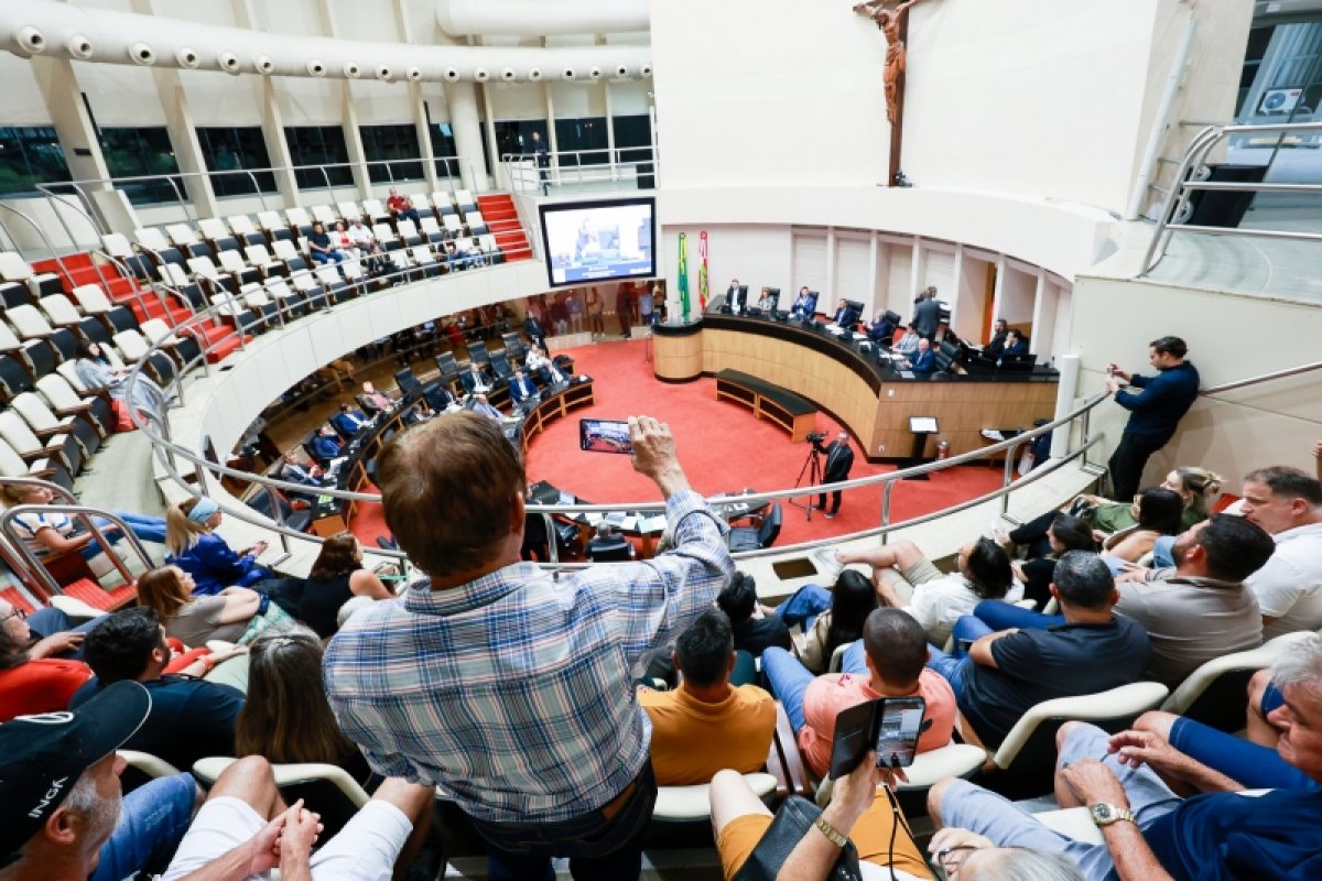 Deputados de SC aprovam fim de cotas raciais em universidades estaduais
