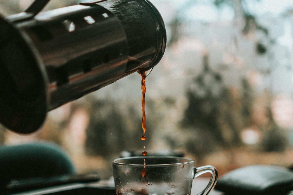 Tomar café sem açúcar previne declínio cognitivo e aumenta longevidade, apontam estudos
