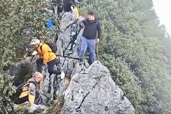 [Vídeo: turista cai de penhasco ao tentar tirar selfie na China ]