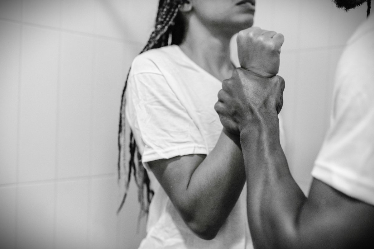 Homem é preso por incendiar a própria esposa em loja no extremo sul da Bahia 