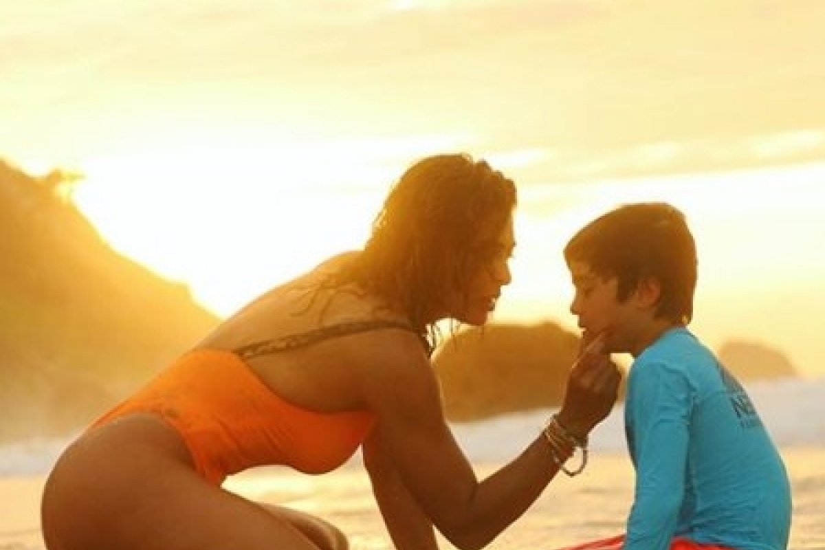 Juliana Paes posta foto com filho em Fernando de Noronha e encanta seguidores