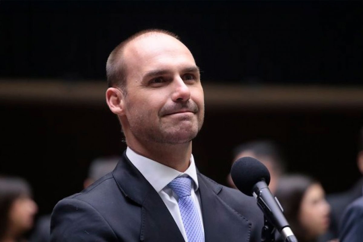Eduardo Bolsonaro diz ver com pesar revogação de sanções dos EUA contra Moraes e esposa