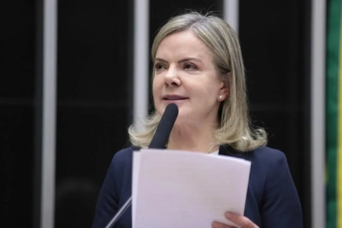 "Grande vitória", diz Gleisi Hoffmann sobre retirada de sanções contra Moraes