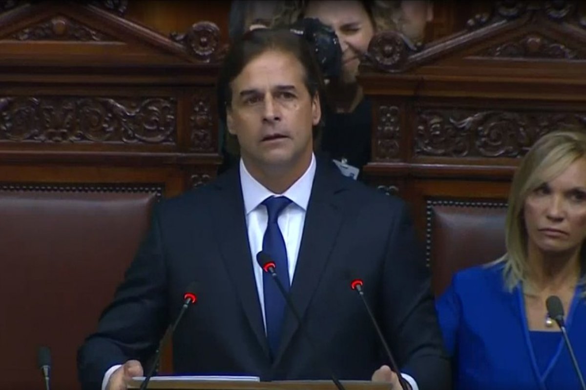 Lacalle Pou toma posse no Uruguai como novo presidente eleito