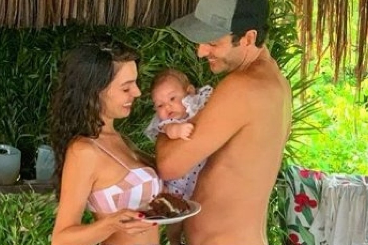 Isis Valverde curte a Bahia com a família