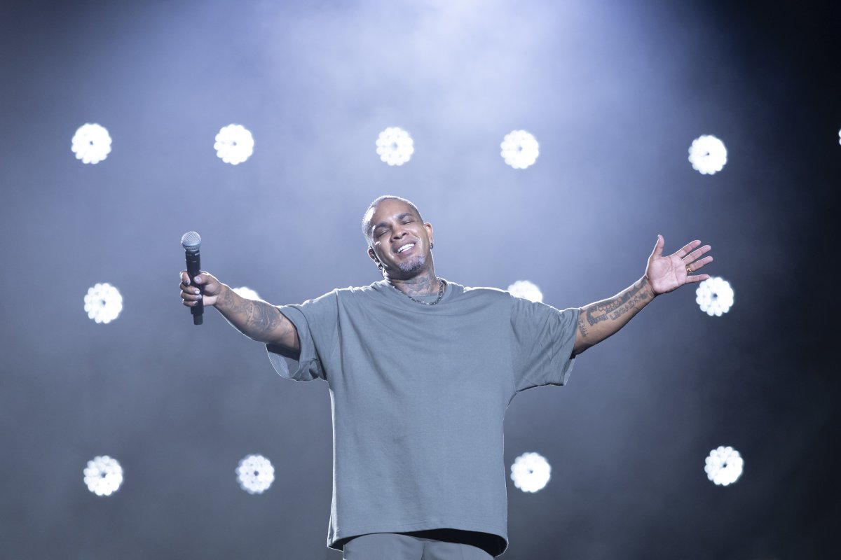 Rodriguinho lança álbum completo do projeto "Rodriguinho Acústico" que conta com a regravação de "Tempos Modernos"!