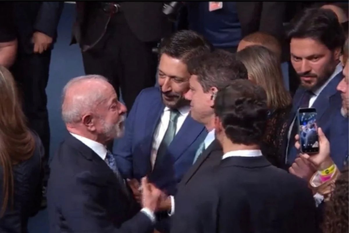 Vídeo: Em tom de brincadeira, Lula diz que apagão em São Paulo é "culpa do Tarcísio"