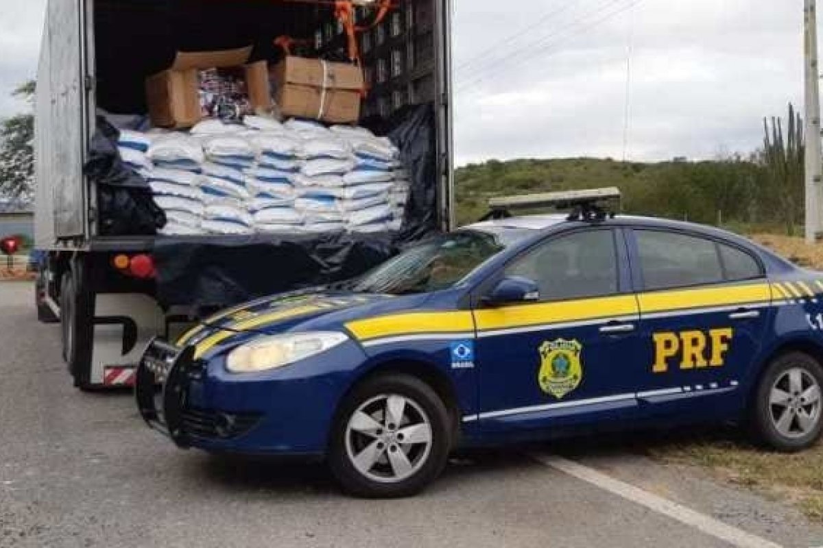 PRF apreende peças de roupas sem nota fiscal escondidas em carga de sal