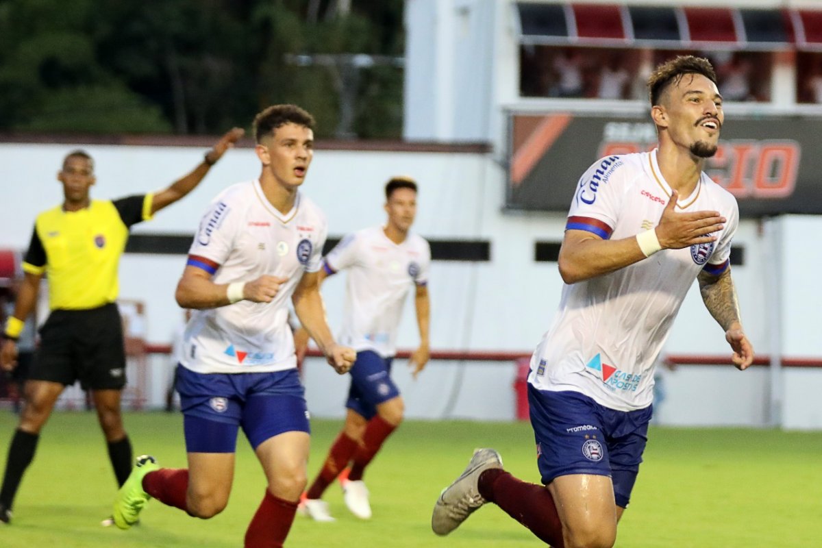 Com gol no último lance, Bahia vence o Vitória e dispara na liderança do Baiano