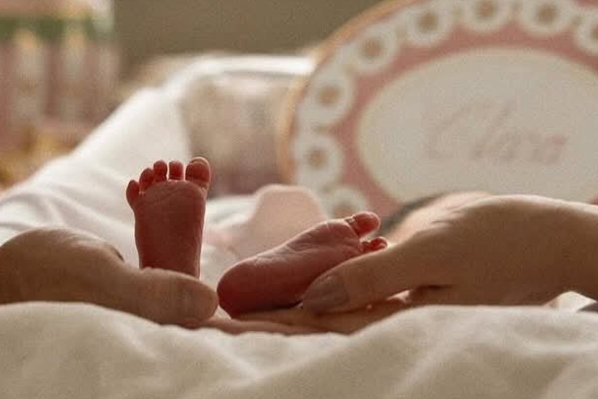 Camila Queiroz e Klebber Toledo anunciam chegada da primeira filha!