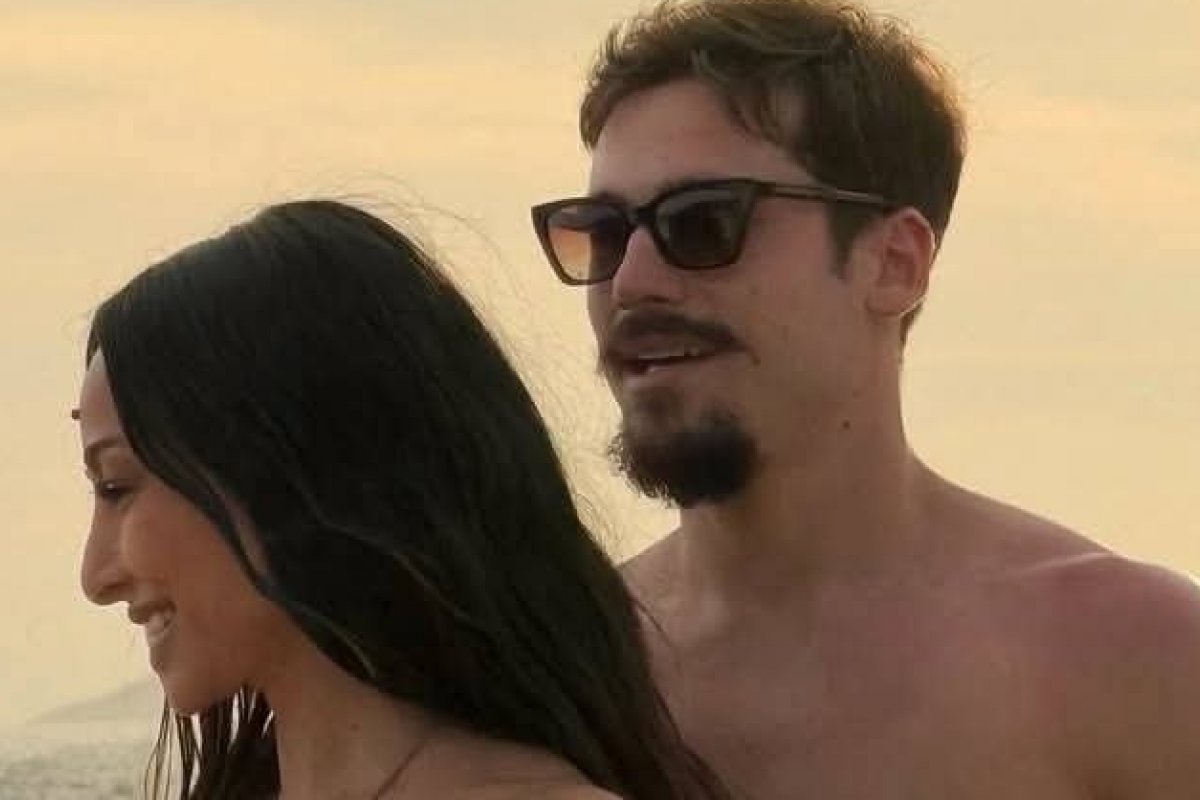 Nicolas Prattes se declara a Sabrina Sato com cliques belíssimos da praia de Itacoatiara!  