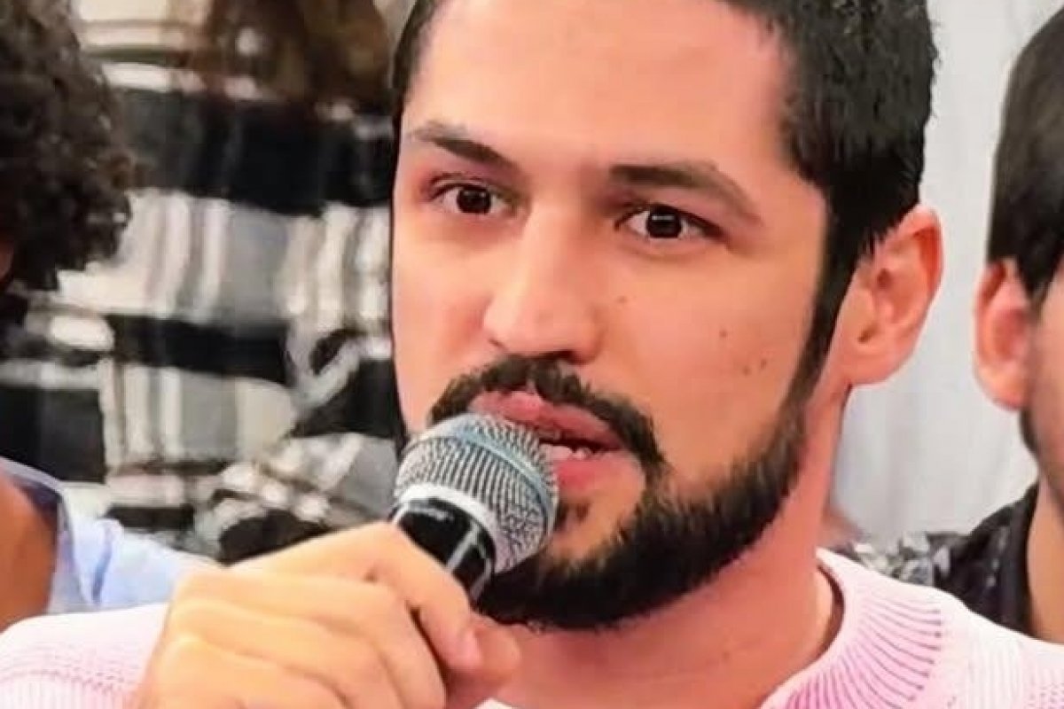 Gabriel Leone usa casaco no Altas Horas que custa mais de 31 mil reais.