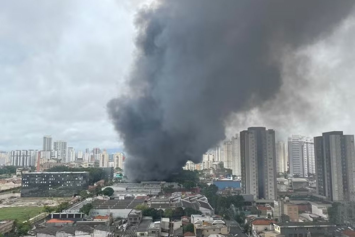 Vídeo: Incêndio de grandes proporções atinge loja de flores artificiais na Mooca, em São Paulo