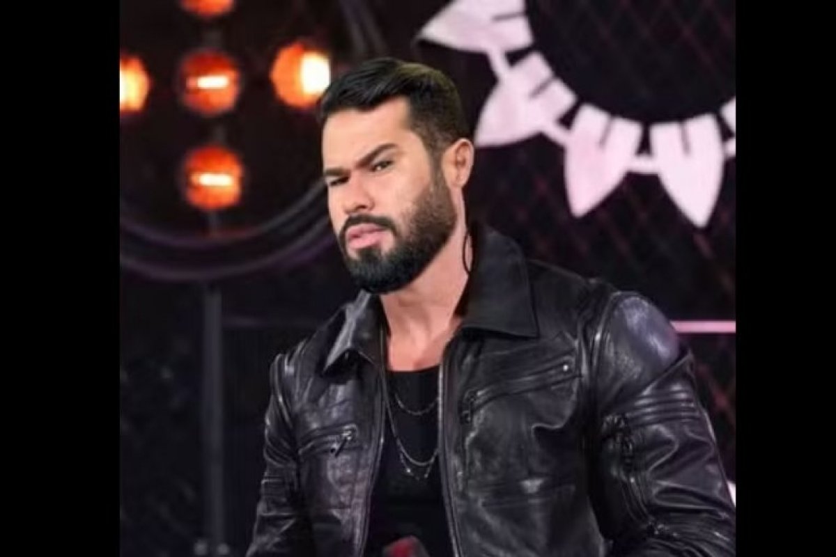 Cantor de banda de forró morre após bater moto em poste de Feira de Santana