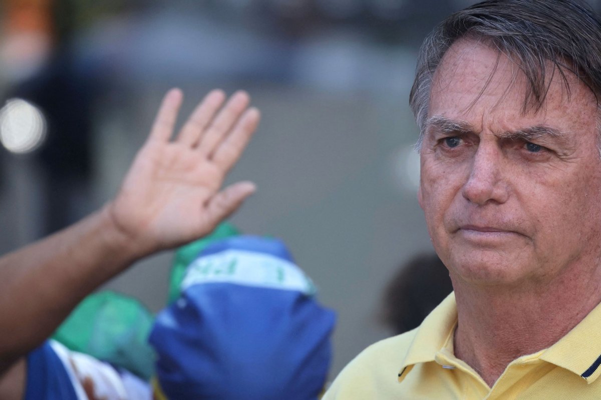 Defesa reforça solicitação de cirurgia após exame confirmar existência de hérnias em Bolsonaro