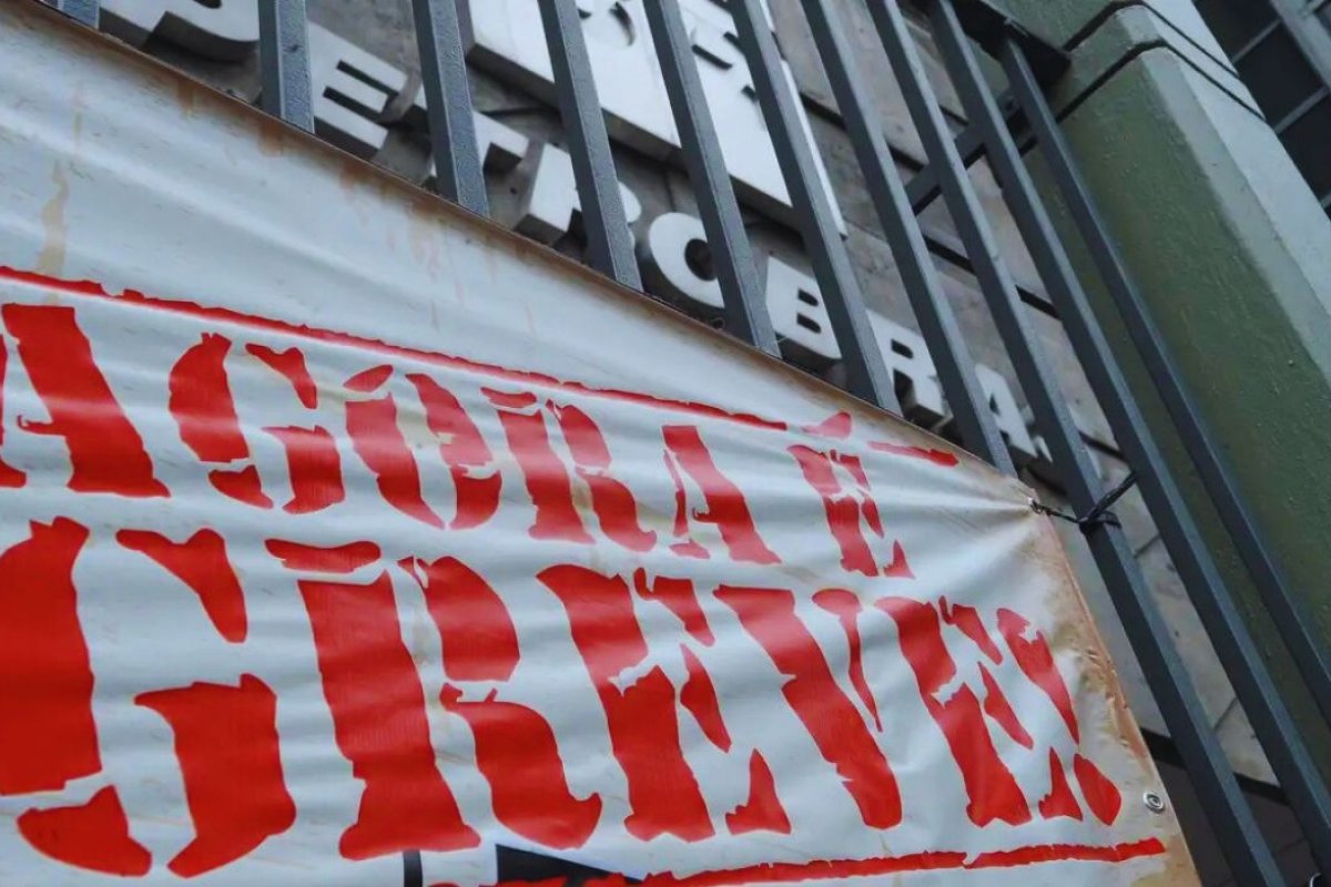 Funcionários da Petrobras entram em greve por tempo indeterminado